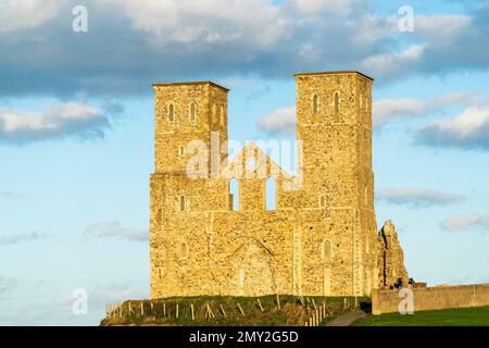 Die zwei Türme der Ruinen der Reculver-Kirche aus dem 12. Jahrhundert an der Küste von Kent im Herbst bei Sonnenschein mit blauem Himmel und Wolken. Stockfoto