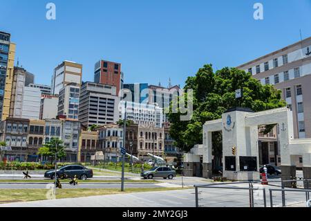 Viele Wolkenkratzer und Gebäude im Centro-Viertel in der Nähe des Almirante Tamandare-Gebäudes, wie vom Olympic Boulevard unter dem klaren blauen Himmel im Sommer gesehen. Stockfoto