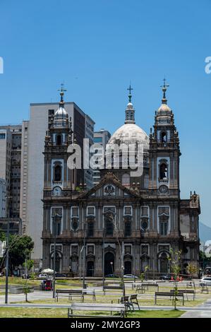 Von der Promenade am Olympic Boulevard (Boulevard Olimpico) im Zentrum unter dem sonnigen blauen Himmel blickt man von der Fassade auf die Kirche Candelaria Stockfoto