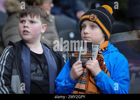 Hull, UK. 04. Februar 2023. Zwei begeisterte Hull City-Fans vor dem Sky Bet Championship-Spiel Hull City gegen Cardiff City im MKM Stadium, Hull, Großbritannien, 4. Februar 2023 (Foto von James Heaton/News Images) in Hull, Großbritannien, am 2./4. Februar 2023. (Foto: James Heaton/News Images/Sipa USA) Guthaben: SIPA USA/Alamy Live News Stockfoto