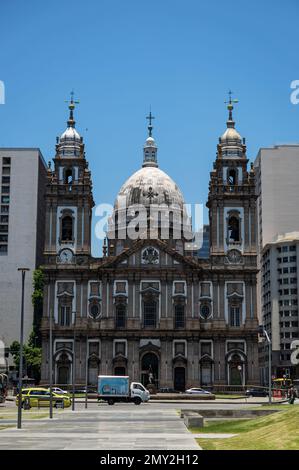 Vorderansicht der Kirchenfassade von Candelaria, wie sie von der Promenade am Olympic Boulevard (Boulevard Olimpico) in der Innenstadt unter dem klaren blauen Himmel am Sommernachmittag zu sehen ist. Stockfoto