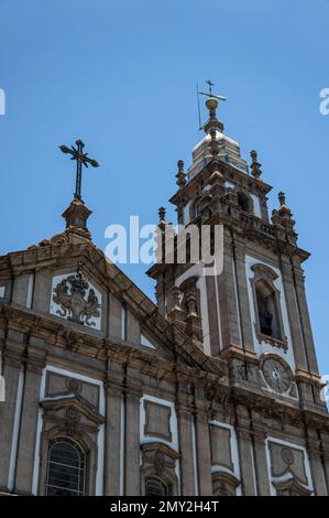 Teilfassade und linker Turm Blick auf die Kirche Candelaria im Centro-Viertel, an der Presidente Vargas Avenue unter klarem blauen Himmel am Sommernachmittag. Stockfoto