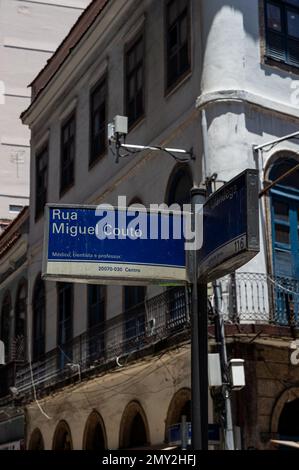 Ein blaues Namensschild der Miguel Couto Straße an der Ecke zur Alfandega Straße im Centro-Viertel der Stadt an einem sonnigen Sommernachmittag. Stockfoto