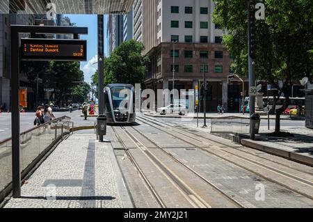 Eine VLT Carioca Tram, die an der Candelaria Tram ankommt, hält an der Rio Branco Avenue, um Passagiere abzuholen und zum Flughafen Santos Dumont zu fahren. Stockfoto