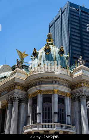 Aus nächster Nähe sehen Sie den rechten Turm des Stadttheaters (Theatro Municipal) am Platz Floriano und die Straße Evaristo da Veiga unter dem sonnigen blauen Himmel. Stockfoto