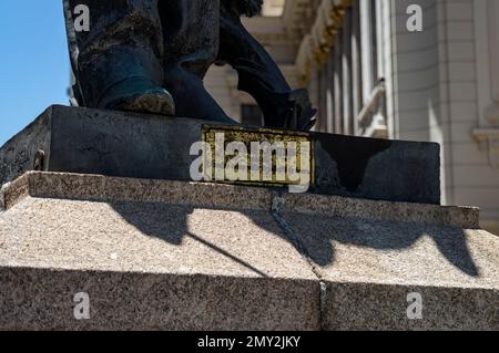 Das goldene und rostige Identifikationsschild der Skulptur Antonio Carlos Gomes, einem berühmten brasilianischen Opernkomponisten im Stadttheater. Stockfoto