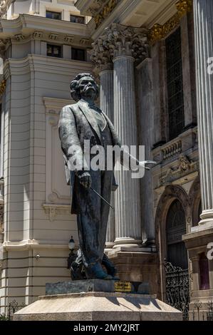 Die Skulptur von Antonio Carlos Gomes, einem berühmten brasilianischen Opernkomponisten und Dirigenten im Stadttheater (Theatro Municipal). Stockfoto