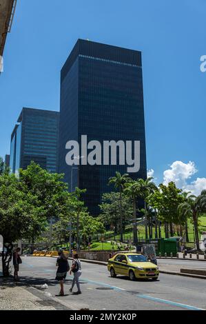 Weiter Blick auf das Glasfassade-Gebäude des BNDES-Hauptquartiers im Centro-Viertel von der Almirante Barroso Avenue unter dem sonnigen blauen Himmel am Sommernachmittag Stockfoto