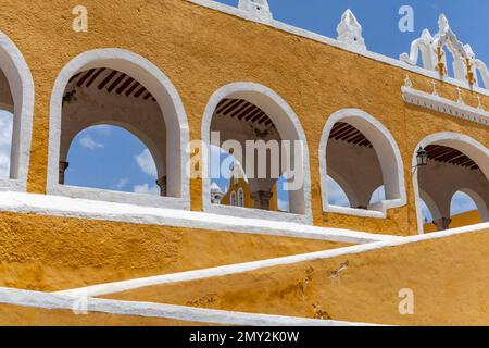 Bögen des Klosters San Antonio de Padua in Izamal, Yucatan, Mexiko Stockfoto