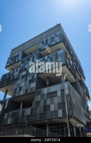 Blick auf die moderne Fassade des Petrobras-Hauptgebäudes von der Republica do Chile Avenue im Centro-Viertel unter dem klaren blauen Himmel am Sommernachmittag. Stockfoto