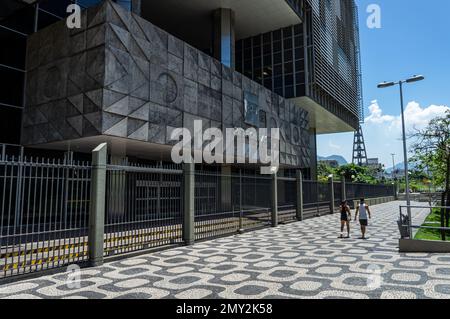 Die Fassade und der Eingang des Petrobras Hauptquartiers befinden sich an der Republica do Chile Avenue im Centro-Viertel unter dem Wolkenhimmel am Sommernachmittag. Stockfoto