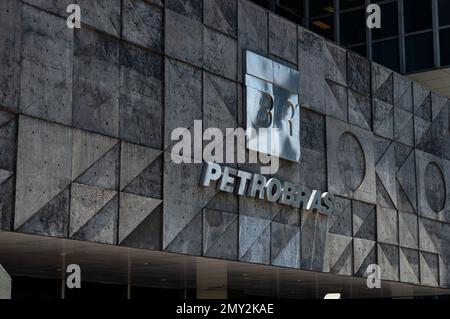 Das silberne Logo von Petrobras am Eingang des Hauptgebäudes von Petrobras befindet sich an der Republica do Chile Avenue in der Innenstadt unter dem sonnigen Sommertag. Stockfoto