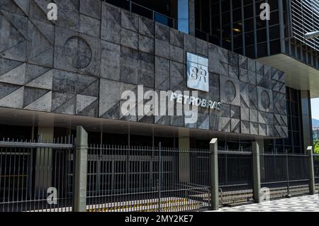 Die Fassade und das Eingangstor des Petrobras Hauptquartiers befinden sich an einem sonnigen Sommertag an der Republica do Chile Avenue im Centro-Viertel. Stockfoto