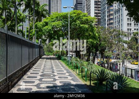 Der leere Kopfsteinpflastersteinpflastersteinpflaster in der Nähe des BNDES-Hauptgebäudes und des Petrobras-Gebäudes im Centro-Viertel unter dem sonnigen, klaren Himmel. Stockfoto