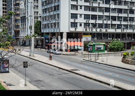 Blick auf die leere Avenue Republica do Chile im Centro-Viertel mit großen kommerziellen Turmblöcken in der Nähe von Petrobras und BNDES-Gebäuden an einem Sommernachmittag Stockfoto