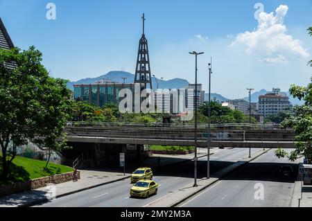 Westlicher Blick auf die Avenue Republica do Chile im Centro-Viertel mit Teilblick auf die Kathedrale von Rio de Janeiro links unter dem blauen Himmel am Sommernachmittag. Stockfoto