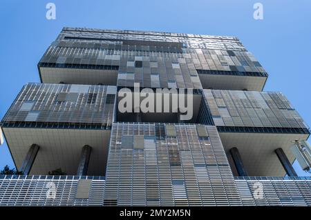 Blick auf die moderne Fassade des Petrobras-Hauptgebäudes von der Republica do Chile Avenue im Centro-Viertel unter dem klaren blauen Himmel am Sommernachmittag. Stockfoto