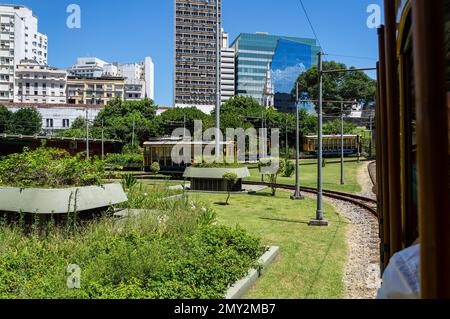 Teilblick auf den Tramhof Santa Teresa und den Bahnhof in der Nähe der hohen Gebäude hinten im Centro-Viertel unter dem sonnigen blauen Himmel am Sommernachmittag. Stockfoto