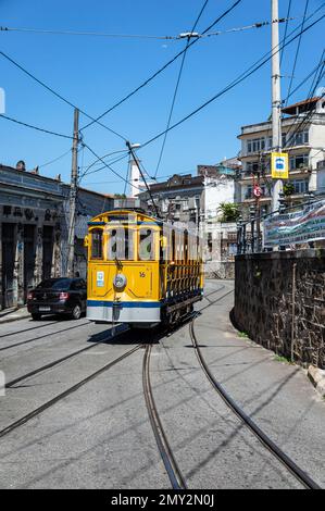 Die Straßenbahn Nr. 16 von Santa Teresa, die im Viertel Santa Teresa unter dem sonnigen blauen Himmel an der Almirante Alexandrino vorbeifährt. Stockfoto