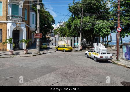 Blick auf die Straße Dias de Barros, nahe gelegene Aussichtsplattform Curvelo und Straßenbahnhaltestelle Largo do Curvelo unter dem sonnigen blauen Himmel am Sommernachmittag. Stockfoto