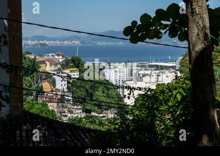 Blick auf das Viertel Gloria und die Guanabara-Bucht von der Aussichtsplattform Curvelo im Viertel Santa Teresa unter dem sonnigen, klaren blauen Himmel am Sommernachmittag. Stockfoto