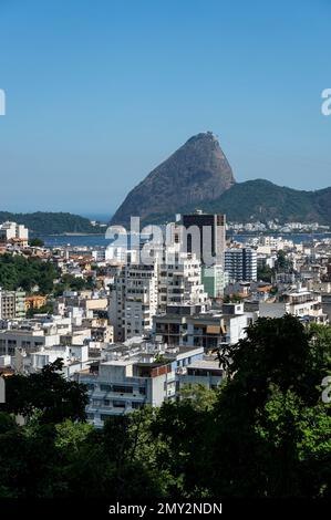 Blick auf die Stadtlandschaft von Rio de Janeiro mit dem Zuckerhut hinten unter dem sonnigen blauen Himmel am Sommernachmittag. Blick von Curvelo Aussichtsplattform Stockfoto