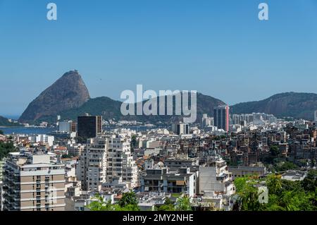 Blick auf die Viertel Gloria und Flamengo mit dem Zuckerhut und den Urca Bergen im Sommer unter dem sonnigen blauen Himmel. Vom Blickpunkt Curvelo aus betrachtet. Stockfoto