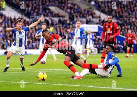 Brighton und Hove Albion's Tariq Lamptey (rechts) tritt Bournemouths Jaidon Anthony während des Premier League-Spiels im Amex Stadium, Brighton und Hove an. Foto: Samstag, 4. Februar 2023. Stockfoto