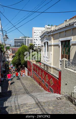 Bunte Keramikfliesen im mittleren Bereich der Selaron Treppe im Viertel Santa Teresa in der Nähe der Ladeira de Santa Teresa Straße an einem sonnigen Sommertag. Stockfoto