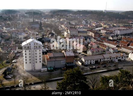 Blick auf die Stadt Söderköping, Schweden, mit dem Hafen im Vordergrund. Stockfoto