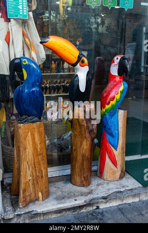 Typische brasilianische Fauna farbenfrohe Vögel, die in Holz geschnitzt wurden und im Lapa e Arte Souvenir Shop im Viertel Santa Teresa in der Teotonio Regadas Straße verkauft werden. Stockfoto