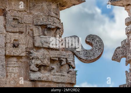 Masken-Tempel im Komplex Las Monjas in Chichén Itzá, Yucatán, Mexiko Stockfoto