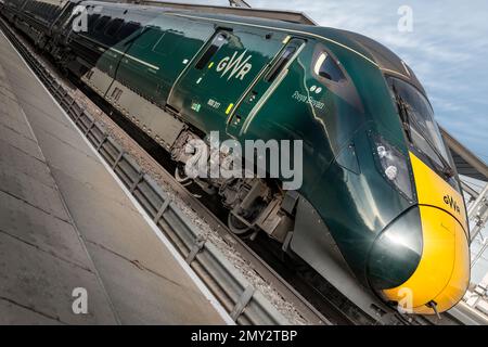 Great Western „Freya Bevan“ Klasse 802 Lokomotive fährt auf die Plattform der Reading Station in Berkshire. Stockfoto