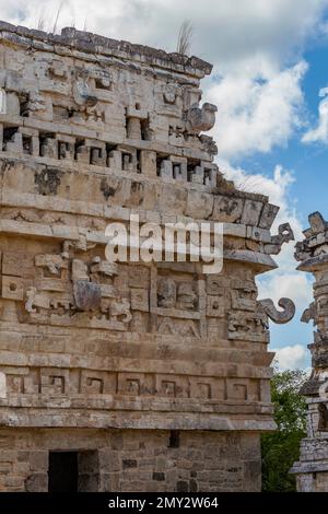 Masken-Tempel im Komplex Las Monjas in Chichén Itzá, Yucatán, Mexiko Stockfoto