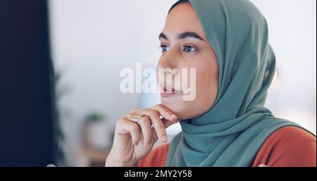 Islamische Frau, Telefonanrufe und Gespräche im Büro für Internetkommunikation, B2B-Geschäftsgespräche und glückliche Mitarbeiterin, die am Computer arbeitet. Moslem Stockfoto
