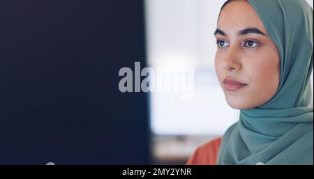 Islamische Frau, Telefonanrufe und Gespräche im Büro für Internetkommunikation, B2B-Geschäftsgespräche und glückliche Mitarbeiterin, die am Computer arbeitet. Moslem Stockfoto