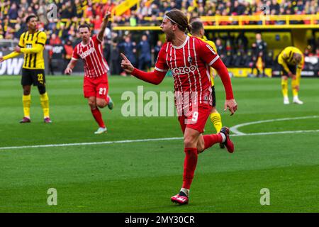 DORTMUND, DEUTSCHLAND - FEBRUAR 4: Lucas Holer von SC Freiburg feiert sein Tor während des Bundesliga-Spiels zwischen Borussia Dortmund und SC Freiburg am 4. Februar 2023 im Signal Iduna Park in Dortmund (Foto: Marcel ter Bals/Orange Pictures) Stockfoto