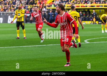 DORTMUND, DEUTSCHLAND - FEBRUAR 4: Lucas Holer von SC Freiburg feiert sein Tor während des Bundesliga-Spiels zwischen Borussia Dortmund und SC Freiburg am 4. Februar 2023 im Signal Iduna Park in Dortmund (Foto: Marcel ter Bals/Orange Pictures) Stockfoto