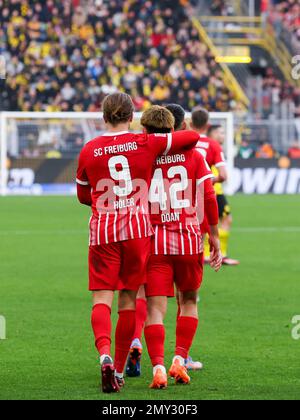 DORTMUND, DEUTSCHLAND - FEBRUAR 4: Lucas Holer von SC Freiburg feiert sein Tor mit Ritsu Doan von SC Freiburg während des Bundesliga-Spiels zwischen Borussia Dortmund und SC Freiburg am 4. Februar 2023 im Signal Iduna Park in Dortmund (Foto von Marcel ter Bals/Orange Pictures) Stockfoto