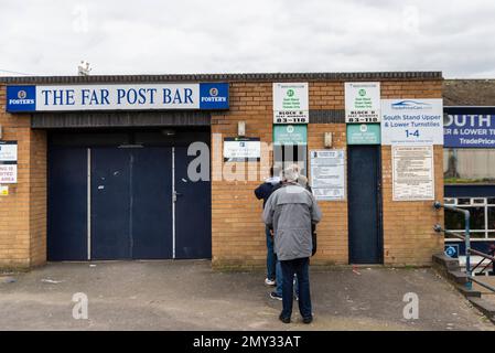 Southend on Sea, Essex, Großbritannien. 4. Februar 2023. Im Fußballverein Southend United findet vor dem Spiel gegen York City in der National League ein Protest statt. Die Fans geben dem Vorsitzenden Ron Martin die Schuld daran, dass er nicht in den Club investiert hat, dass er wiederholt zurückgetreten ist und befürchtet, dass eine bevorstehende Liquidationsanfrage bei HMRC unbezahlt bleiben könnte und das Überleben des Clubs gefährdet. Demonstranten versammelten sich in der High Street, bevor sie zum Roots Hall-Gelände des Clubs marschierten. Einige Löhne und Dienstleistungsansprüche des Personals wurden nicht bezahlt. Die Fans stehen am Drehkreuz in der Schlange Stockfoto