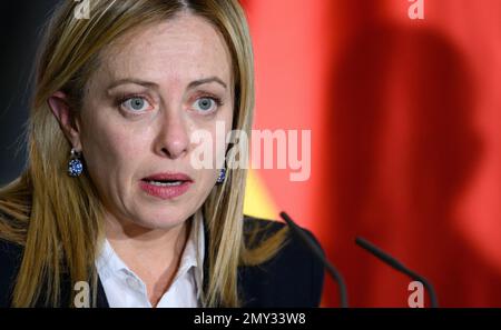 Berlin, Deutschland. 03. Februar 2023. Italiens Ministerpräsident Giorgia Meloni spricht auf einer Pressekonferenz. Kredit: Bernd von Jutrczenka/dpa/Alamy Live News Stockfoto