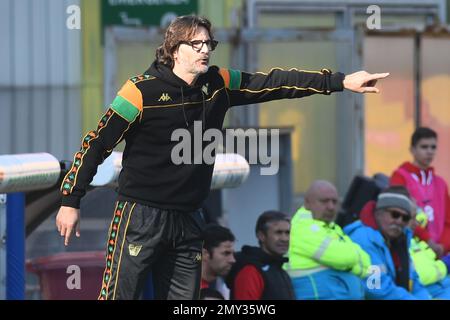 Benevento, Italien. 04. Februar 2023. Paolo Vanoli Coach af Venezia FC gestikuliert beim Spiel der Serie B zwischen Benevento Calcio gegen Venezia FC im Stadio Ciro Vigorito Credit: Independent Photo Agency/Alamy Live News Stockfoto