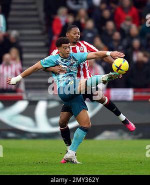 Che Adams aus Southampton und Ethan Pinnock aus Brentford (rechts) kämpfen während des Premier League-Spiels im GTECH Community Stadium in London um den Ball. Foto: Samstag, 4. Februar 2023. Stockfoto