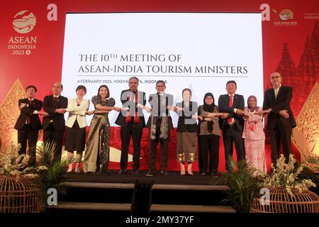 Yogyakarta, Indonesien. 04. Februar 2023. Der indische Botschafter im ASEAN Jayant Namdeorao Khobragade (Zentrum) steht links vom indonesischen Minister für Tourismus und Kreativwirtschaft, Sandiaga Uno, und anderen Delegierten, die auf dem Treffen der ASEAN-Tourismusminister am 4. Februar 2023 in Yogyakarta, Indonesien, für ein Foto posieren. Auf dem Treffen, das eine Reihe von ASEAN-Tourismusforen (ATF) 2023 ist, wurden die wirtschaftliche Erholung im Tourismussektor und die Folgemaßnahmen zu den Ergebnissen des G-20-Treffens im vergangenen Jahr erörtert. (Foto: FREEDY TUNGGA/INA PHOTO AGENCY/SIPA USA) Guthaben: SIPA USA/Alamy Live News Stockfoto