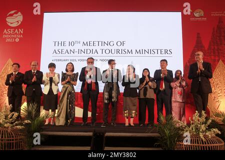 Yogyakarta, Indonesien. 04. Februar 2023. Der indische Botschafter im ASEAN Jayant Namdeorao Khobragade (Zentrum) steht links vom indonesischen Minister für Tourismus und Kreativwirtschaft, Sandiaga Uno, und anderen Delegierten, die auf dem Treffen der ASEAN-Tourismusminister am 4. Februar 2023 in Yogyakarta, Indonesien, für ein Foto posieren. Auf dem Treffen, das eine Reihe von ASEAN-Tourismusforen (ATF) 2023 ist, wurden die wirtschaftliche Erholung im Tourismussektor und die Folgemaßnahmen zu den Ergebnissen des G-20-Treffens im vergangenen Jahr erörtert. (Foto: FREEDY TUNGGA/INA PHOTO AGENCY/SIPA USA) Guthaben: SIPA USA/Alamy Live News Stockfoto