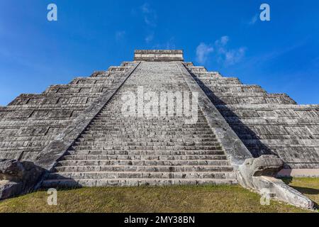 Zeremonielle Schritte und Schnitzereien von gefiederten Schlangen im Tempel von Kukulcán (El Castillo) in Chichén Itzá, Yucatán, Mexiko Stockfoto