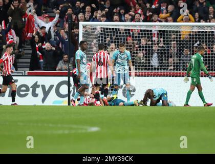 London, Großbritannien. 04. Februar 2023. London, Großbritannien. 04. Februar 2023. 4. Februar 2023; GTECH Community Stadium, Brentford, London, England; Premier League Football, Brentford gegen Southampton; Ben Mee von Brentford liegt auf dem Spielfeld verletzt, nachdem er in der 41. Minute 1. Tor auf seiner Seite erzielt hat, um 1-0 Punkte zu erreichen: Action Plus Sports Images/Alamy Live News Stockfoto