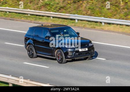 2016 Black LAND ROVER. RANGE ROVER SPORT SDV6 AUTOBIOGRAPHY DYNAMIC 2993cc Diesel 8-Gang-Automatikgetriebe; Fahren auf der Autobahn M61 UK Stockfoto