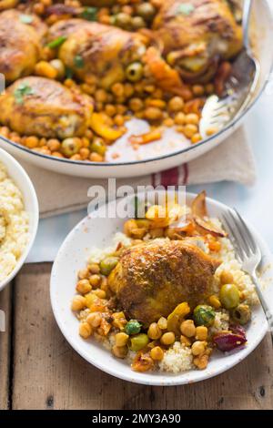 Chicken-Tagine-Auflauf mit Oliven, haltbar gemachten Zitronen und Kichererbsen Stockfoto