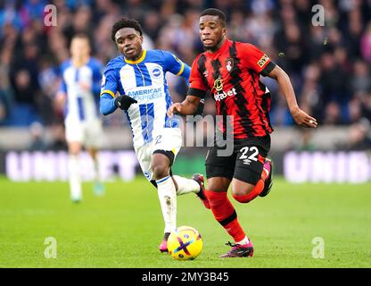 Brighton und Hove Albion's Tariq Lamptey (links) und Bournemouth's Ben Pearson kämpfen während des Premier League-Spiels im Amex Stadium, Brighton und Hove um den Ball. Foto: Samstag, 4. Februar 2023. Stockfoto